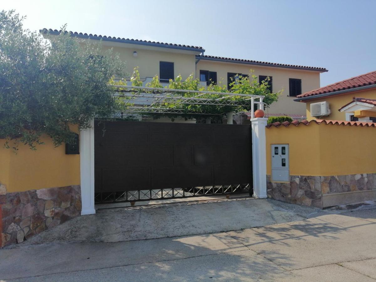 T&D Apartmani Pula Buitenkant foto