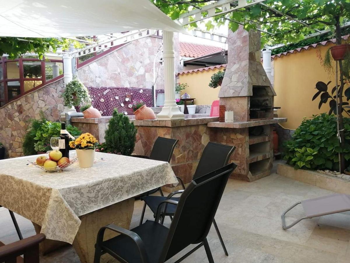 T&D Apartmani Pula Buitenkant foto