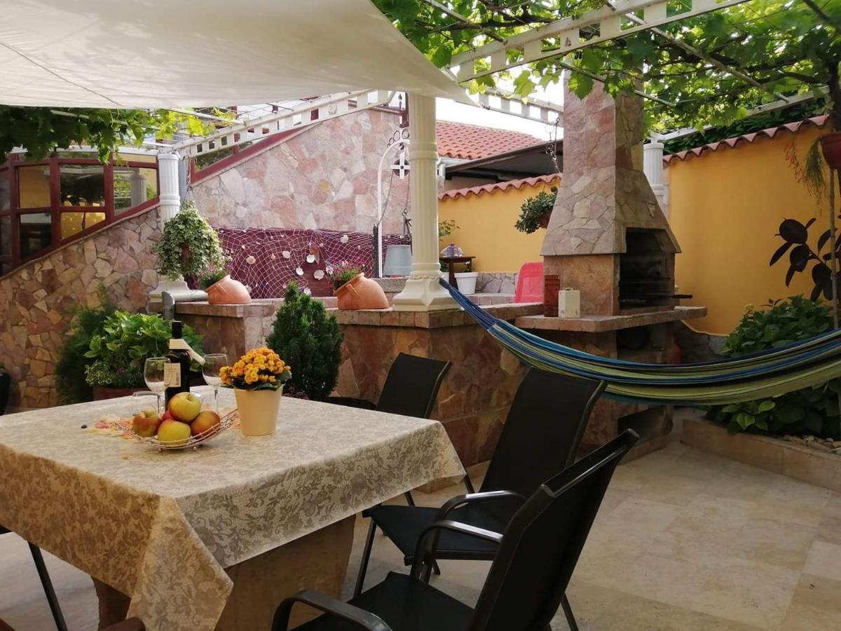 T&D Apartmani Pula Buitenkant foto