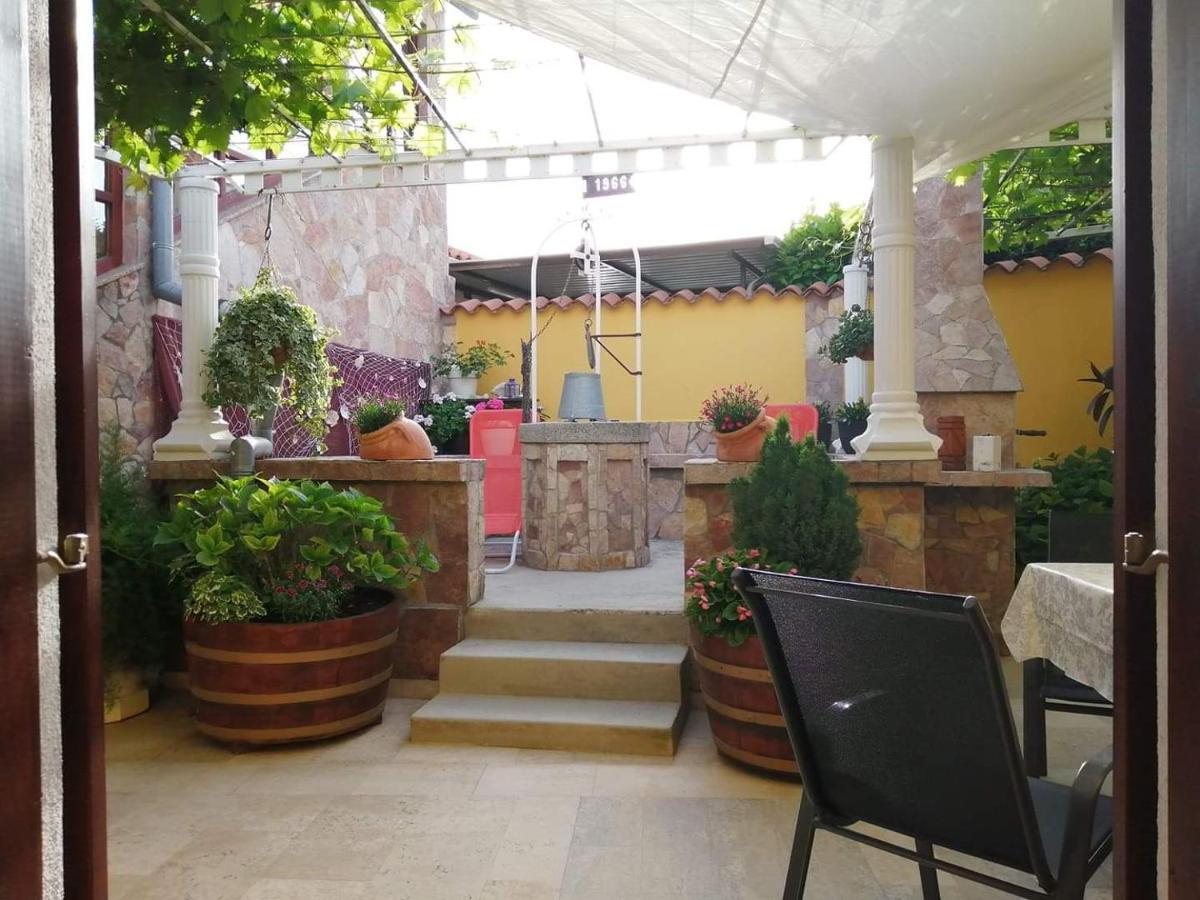 T&D Apartmani Pula Buitenkant foto